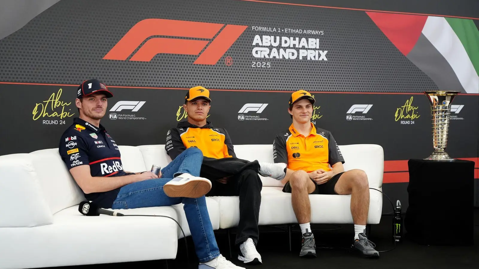 Die drei WM-Rivalen und der Pokal der Begierde.  (Foto: David Davies/PA Wire/dpa)