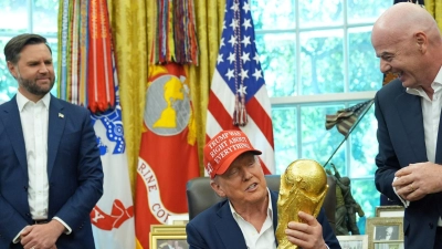 Donald Trump präsentiert den WM-Pokal (Foto: Jacquelyn Martin/AP/dpa)