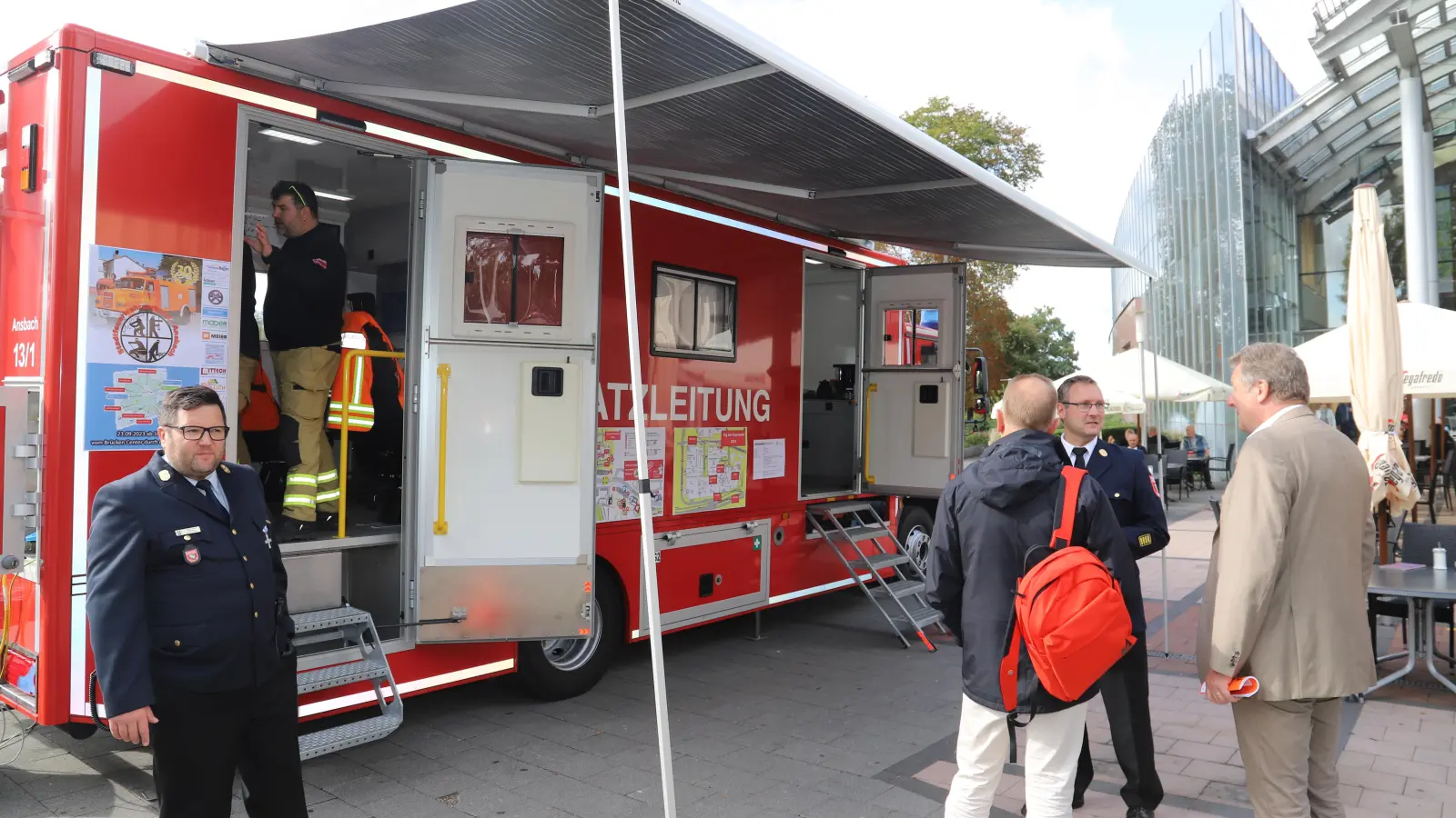 Auf dem Vorplatz Ost des Brücken-Centers lädt dieses Einsatzleitfahrzeug zum Schauen ein. (Foto: Oliver Herbst)