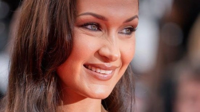 Bella Hadid 2024 auf dem roten Teppich in Cannes. (Foto: Andreea Alexandru/Invision/AP/dpa)