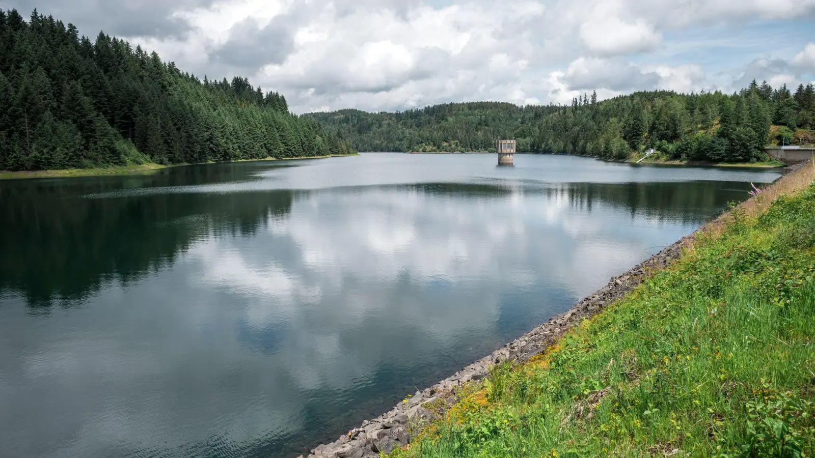 Erholungsort und wichtige Trinkwasserquelle der Region: die Talsperre Mauthaus in Oberfranken. (Foto: Daniel Vogl/dpa)