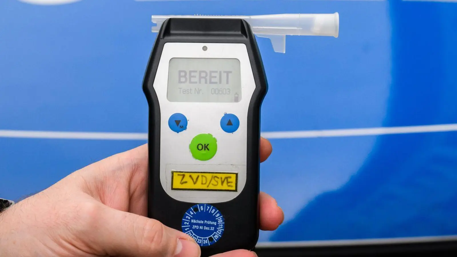 Die Polizei führt bei dem gestürzten Radfahrer einen Alkoholtest durch. (Symbolbild) (Foto: Julian Stratenschulte/dpa)