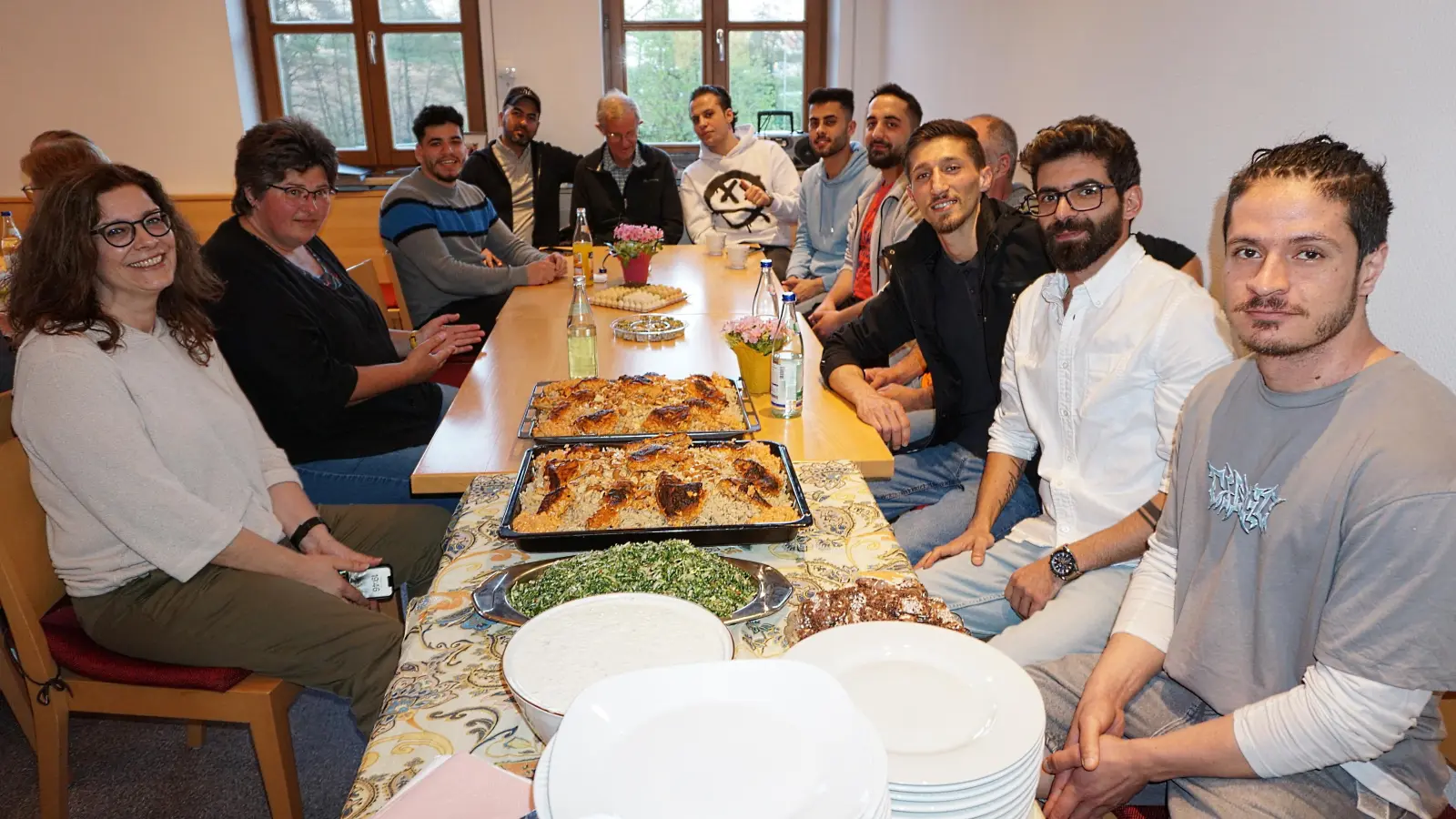 Beim Essen tauscht man sich aus. Nicole Noel (vorne links) ist die Integrationsbeauftragte. Mohamad Haboush (hinten, grauer Pulli mit blauem Streifen) sucht Praktika im medizinischen Bereich. (Foto: Andrea Walke)