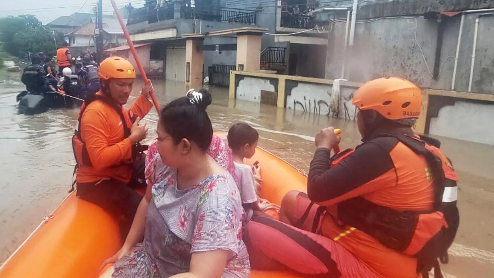 Unwetter auf Bali sorgen für Überflutungen: Wer in nächste Zeit dorthin reisen will, oder schon vor Ort ist, sollte Kontakt mit seinem Reiseveranstalter aufnehmen. (Foto: Uncredited/BASARNAS/AP/dpa-tmn)
