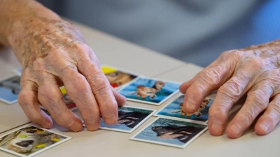 Demenz ist eine heimtückische Krankheit, die oft nicht geheilt werden kann. Auch deshalb scheuen viele Menschen eine Untersuchung. (Symbolbild) (Foto: Sven Hoppe/dpa)