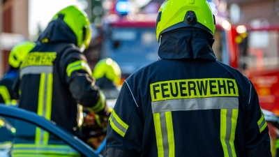 Die Feuerwehr löschte ein brennendes Auto in Neuses, bevor die Flammen um sich greifen konnten.  (Symbolbild: David Inderlied/dpa)