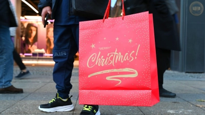 Im Schnitt möchten die Verbraucher 263 Euro für Geschenke ausgeben. (Foto: Elisa Schu/dpa)