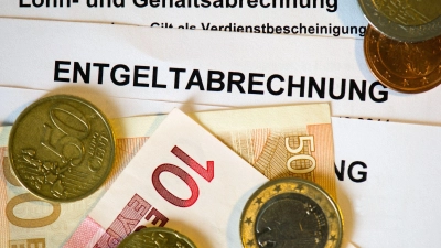 Der Streit zwischen Union und SPD über die Auslegung des Koalitionsvertrags geht weiter, auch in puncto Mindestlohn.  (Foto: Arno Burgi/dpa-Zentralbild/dpa)