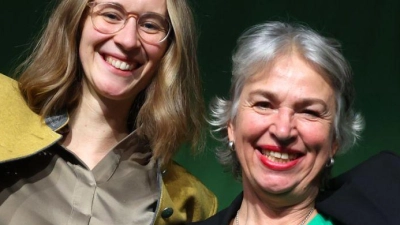 Die Grüne-Doppelspitze Eva Lettenbauer (links) und Gisela Sengl will sich auf dem Parteitag erneut zur Wahl stellen. Gegenkandidaten müssen sie bislang keine fürchten. (Archivbild) (Foto: Karl-Josef Hildenbrand/dpa)