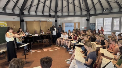 Proben Kammerchor Schulchor Gymnasium Carolinum Musiksaal (Foto: Lara Hausleitner)