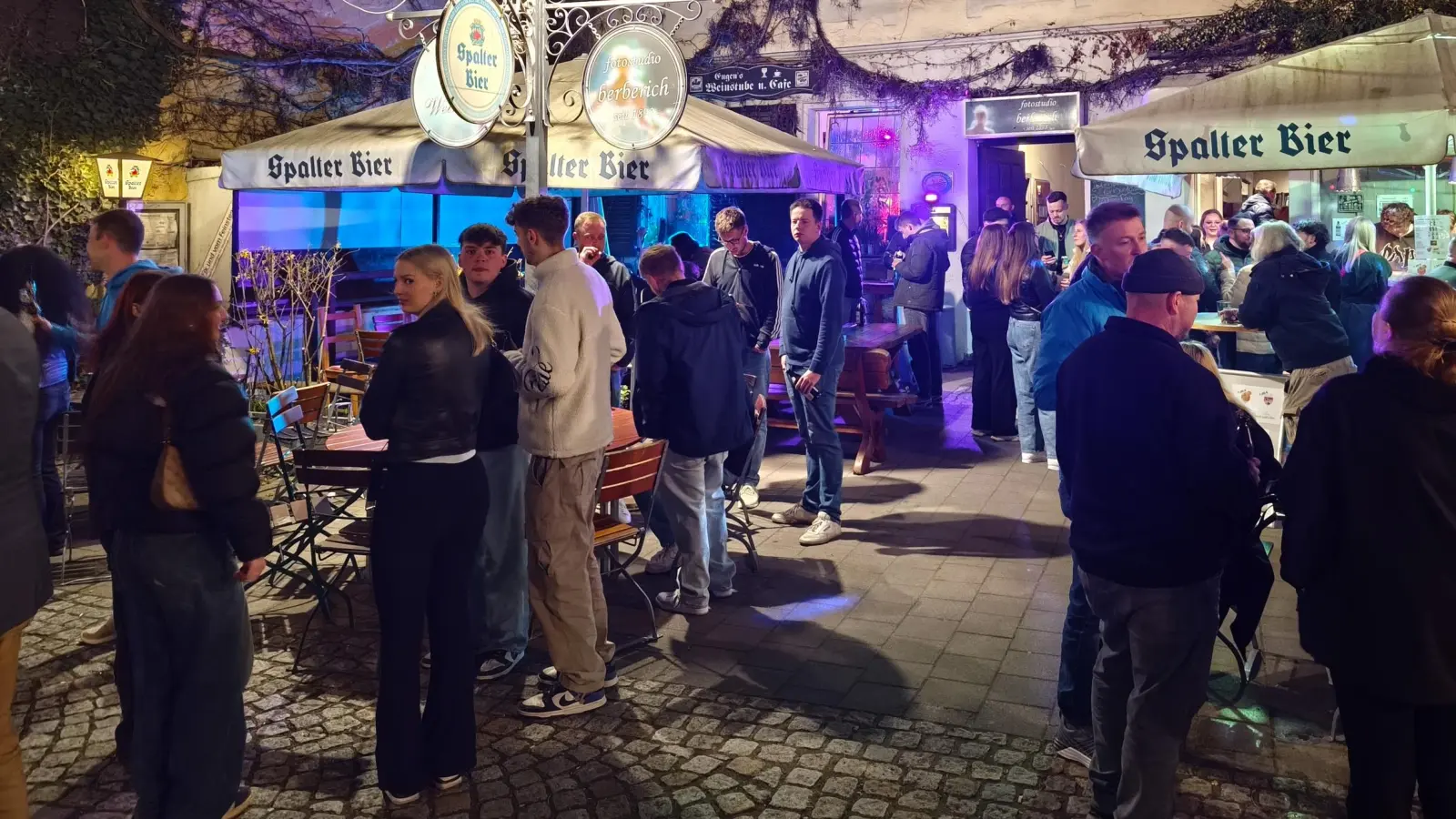 Vor Eugens Weinstube geht es belebt zu. (Foto: Zeynel Dönmez)