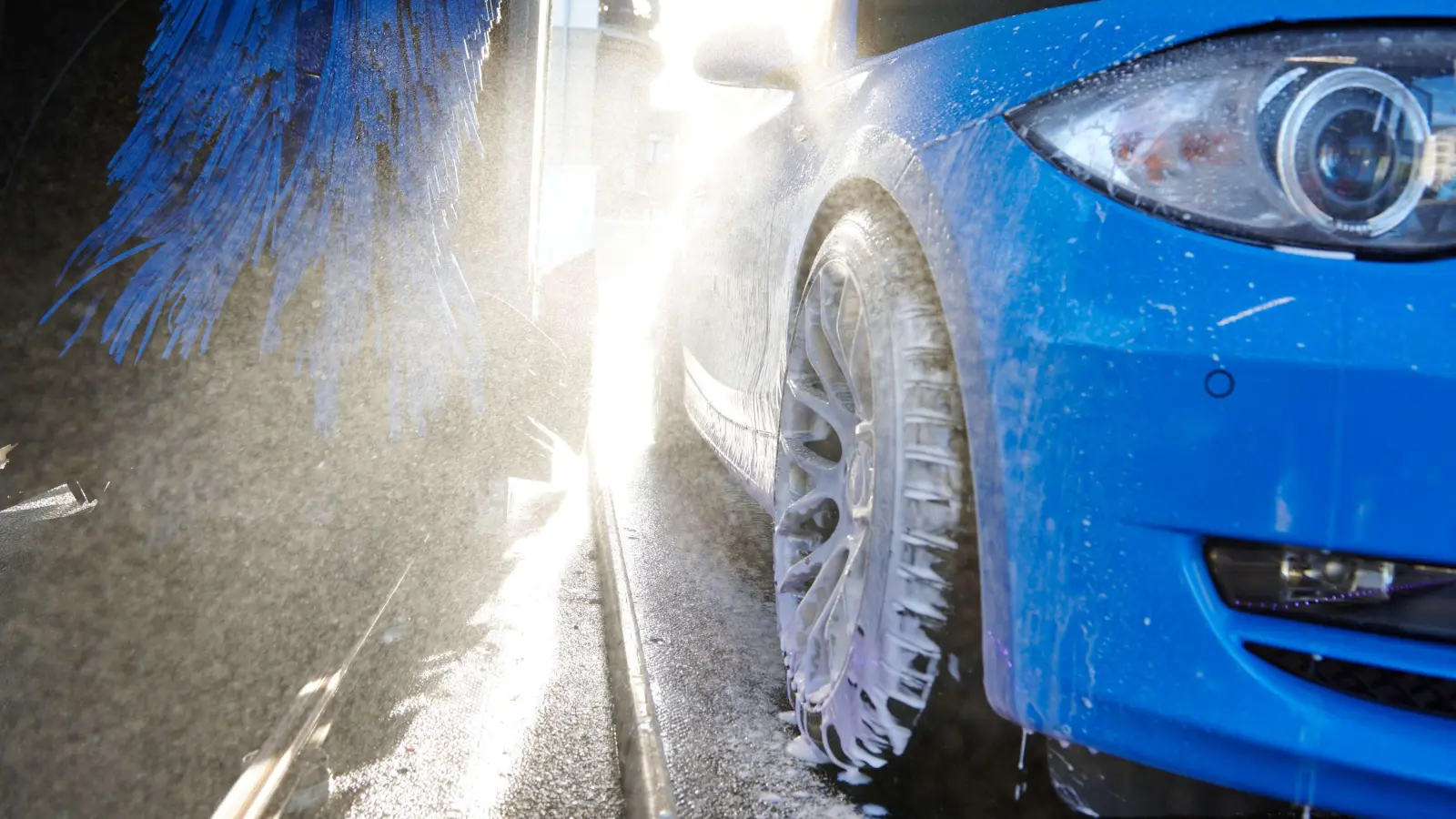 Nach dem Winter sollte dem Auto eine gründliche Fahrzeugwäsche spendiert werden. (Foto: Aral via Autoren-Union Mobilität)
