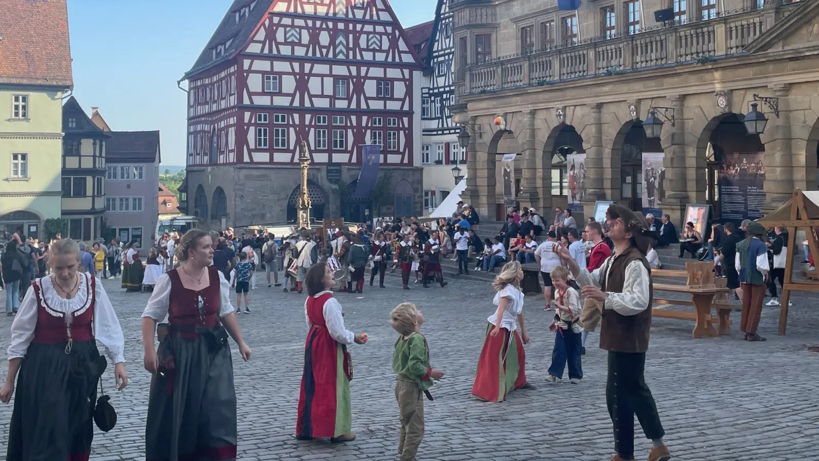 Zweiter Tag bei den Pfingsfestspielen in Rothenburg. Bei bestem Wetter gibt es überall in der Stadt mittelalterliches Treiben zu bewundern. (Foto: Gerhard Krämer)