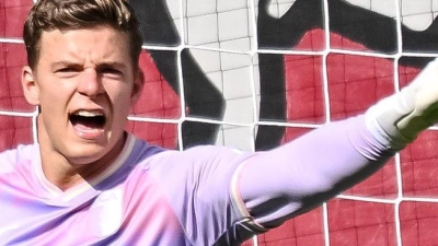 Erst nach Bremen, dann zur Nationalmannschaft: Augsburg-Keeper Finn Dahmen. (Archivbild) (Foto: Harry Langer/dpa)
