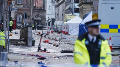 Am Morgen ist noch nicht bekannt, wieso der Mann in die Menschenmenge fuhr. (Foto: Peter Byrne/PA Wire/dpa)