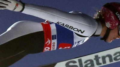 Abigail Strate aus Kanada springt bei der Two-Nights-Tour in Oberstdorf. (Foto: Karl-Josef Hildenbrand/dpa)