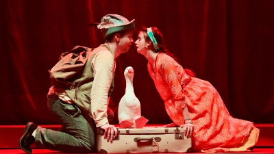 Bedeuten Liebe und Nähe nicht viel mehr als ein großer Klumpen Gold? Eine Szene mit Josa Butschkau als Hans im Glück, Friederike Neutze als Verkäuferin Amalia und der schnatternden Gans.  (Foto: Jim Albright)
