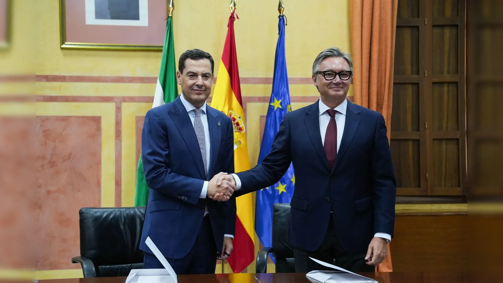 Moreno (l) und Vox-Fraktionssprecher Manuel Gavira besiegeln ihre neue Koalitionsregierung in der bevölkerungsstärksten Region Spaniens.  (Foto: María José López/EUROPA PRESS/dpa)