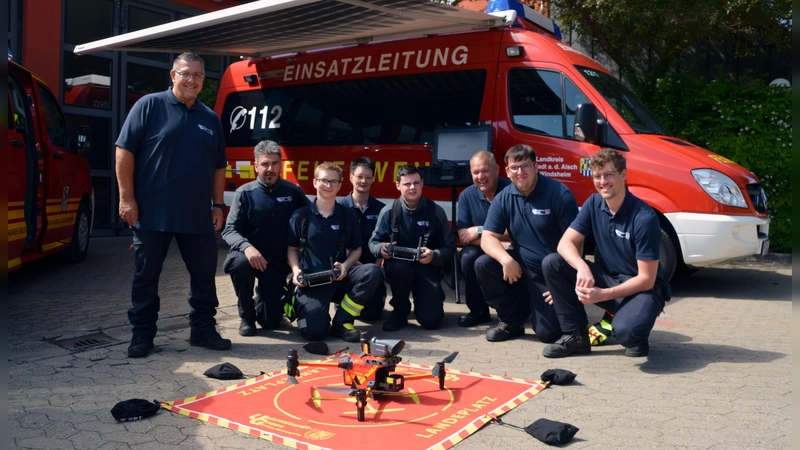 Ein Teil der 15-köpfigen neuen Drohnen-Einheit der Landkreisfeuerwehr. Das kleine Fluggerät kann in vielen Einsatzlagen – etwa bei Personensuchen oder größeren Bränden – nützlich sein. (Foto: Johannes Zimmermann)