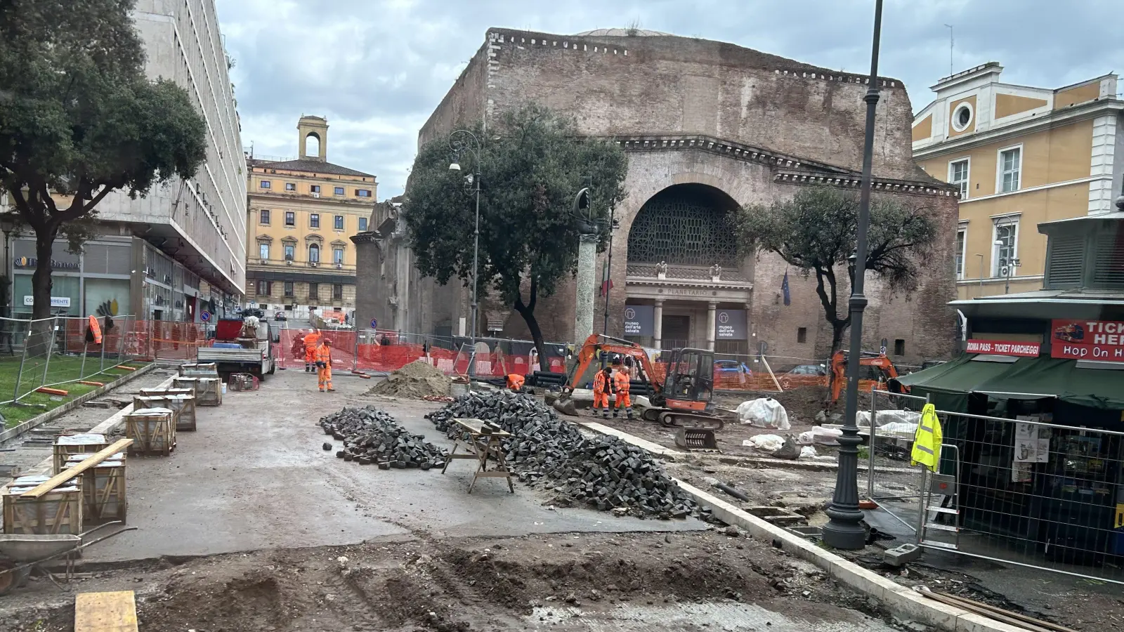 Rom, die Ewige Stadt am Tiber quillt über von Historie , ist lebendig und voller Bewegung, wenn diese nicht durch eine der unzähligen Baustellen ausgebremst wird. (Foto: Ute Niephaus)