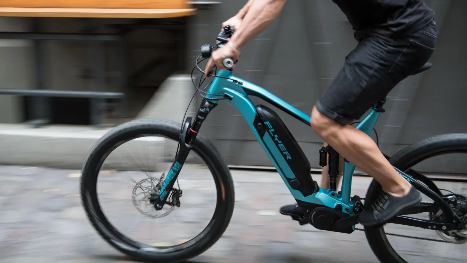 Unter der Vorgabe, eine kurze Probefahrt machen zu wollen, brachte der Täter das Fahrrad in seinen Besitz. (Archivbild: Robert Günther/dpa)