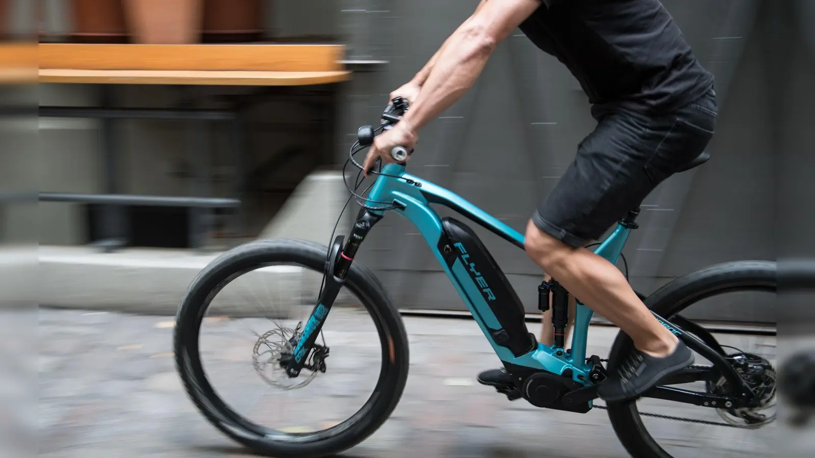 Sieht man immer häufiger: ein E-Mountainbike in der Stadt. (Foto: Robert Günther/dpa-tmn)