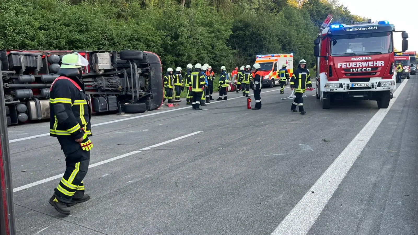 Der Lkw lag auf der A7 zwischen Gollhofen und Langensteinach quer auf der Fahrbahn. Es galt, das Gespann zu bergen. (Foto: Feuerwehr Uffenheim)