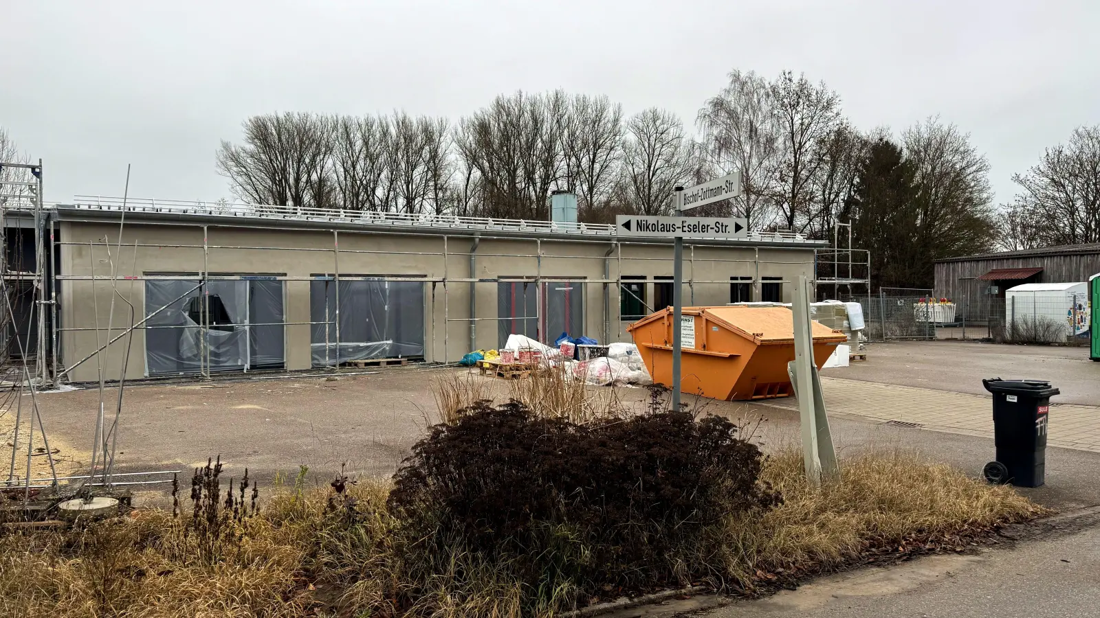 Der neue Sozialtrakt am Ornbauer Feuerwehrhaus ersetzt einen abgerissenen Vorgängerbau. (Foto: Oliver Herbst)