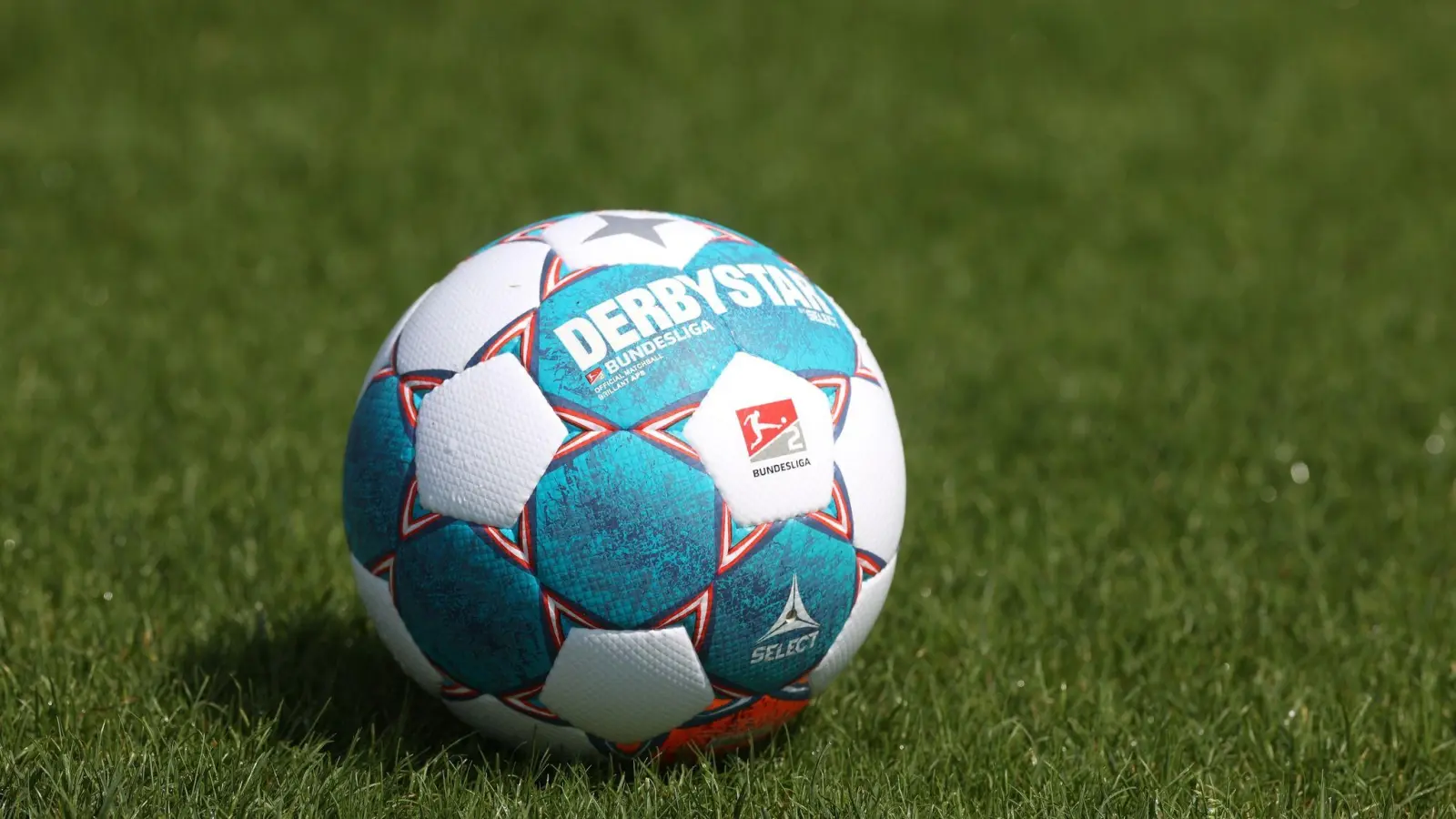 Der Spielball der Saison 2021/2022 der 2. Bundesliga liegt auf dem Rasen. (Foto: Guido Kirchner/dpa/Symbolbild)