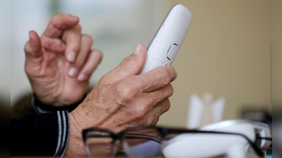 Die Bank der Seniorin verhindert einen weiteren Betrug. (Symbolbild) (Foto: Roland Weihrauch/dpa)