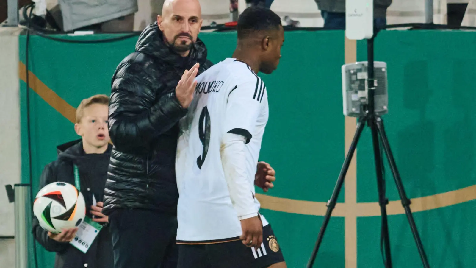 Deutschlands U21-Bundestrainer Antonio Di Salvo (l) wechselt Youssoufa Moukoko aus. (Foto: Bernd Thissen/dpa)