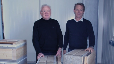 Im Werk von Wolf Bavaria in Heilsbronn zeigen Richard und Michael Wolf (von links) Prototypen, wie die Wand eines Hauses aus Papier aufgebaut sein könnte. (Foto: Robert Maurer)