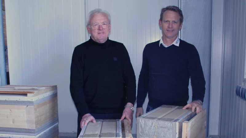 Im Werk von Wolf Bavaria in Heilsbronn zeigen Richard und Michael Wolf (von links) Prototypen, wie die Wand eines Hauses aus Papier aufgebaut sein könnte. (Foto: Robert Maurer)