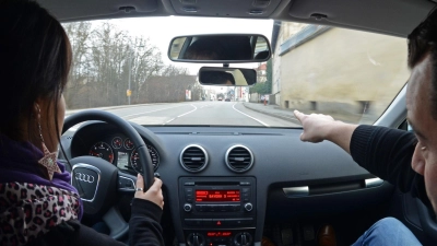 Die Fahrschülerin übt mit dem Fahrlehrer - ganz legal. Ohne Führerschein auf öffentlichen Verkehrswegen zu üben, ist verboten. (Foto: Armin Weigel/dpa)