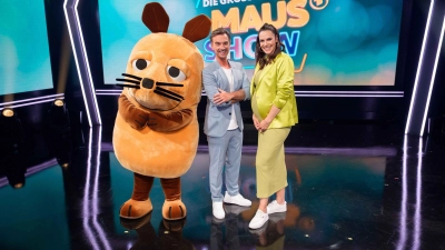 Vor ihrer Pause hatte Moderatorin Esther Sedlaczek ihren Kollegen und Vertreter Florian Silbereisen in der Show begrüßt. (Archivbild) (Foto: Annika Fußwinkel/WDR/Foolproofed/dpa)