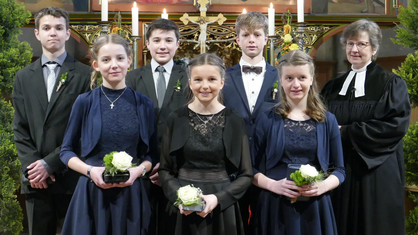 In der Peterskirche in Weiltingen wurden sechs junge Frauen und Männer von Ortspfarrerin Ingrid Braun konfirmiert. (Foto: Peter Tippl)