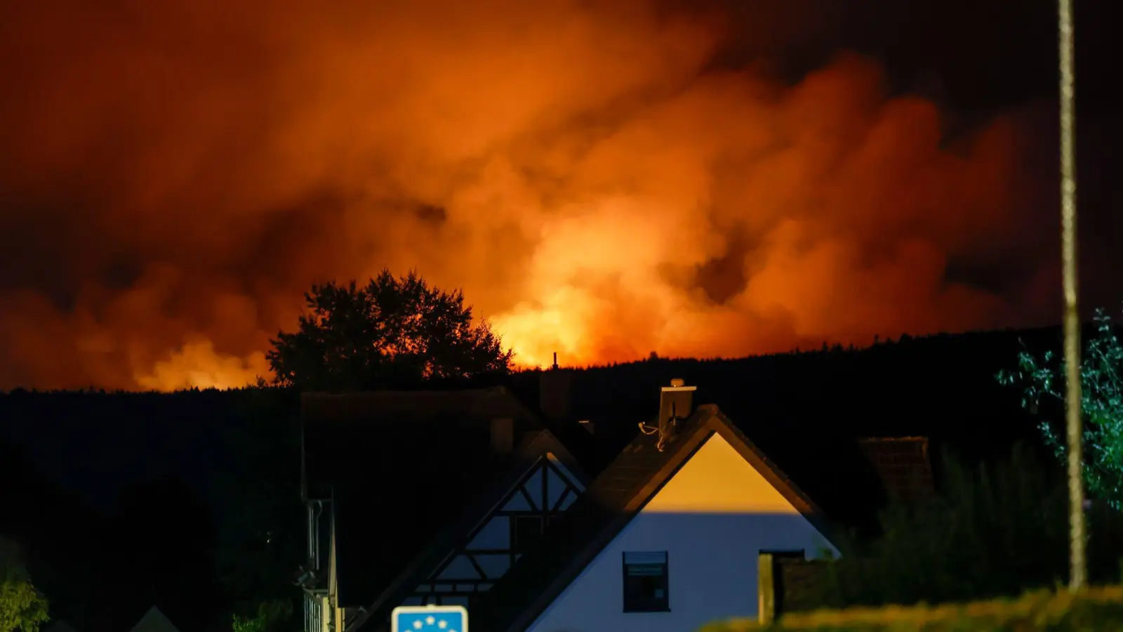 In der Nacht waren die Flammen im Hohen Venn von Monschau aus zu sehen. (Foto: Thomas Banneyer/dpa)