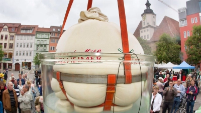 Besucher bestaunen 2010 in Jena den größten Kartoffelkloß der Welt. Im unterfränkischen Dorf Wombach soll nun ein noch größerer Kloß von 400 Kilogramm gekocht und verspeist werden. (Archivbild) (Foto: picture alliance / dpa)