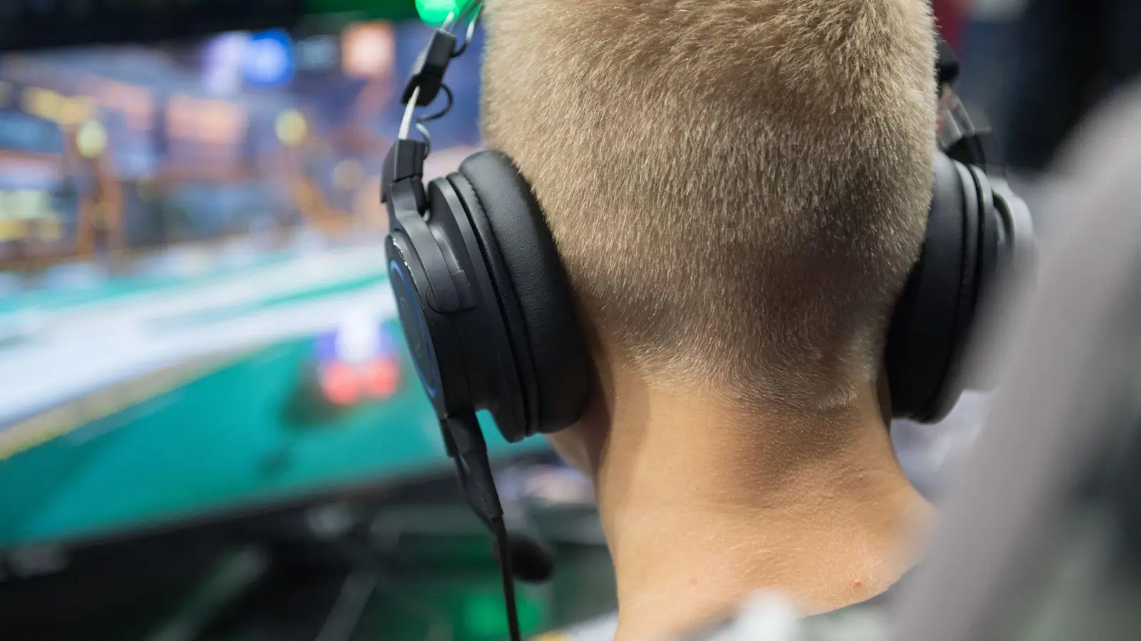 Klangqualität, Handhabung, Tragekomfort und Verarbeitung: Die belgische Verbraucherorganisation „Test-Achats“ hat 10 Gaming-Headsets getestet. (Foto: Andrea Warnecke/dpa-tmn)