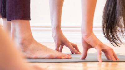 Zur Ruhe kommen, den Körper spüren, Stress abbauen: Gut möglich, dass die Krankenkasse einen Teil der Kosten für den Yogakurs übernimmt. (Foto: Christin Klose/dpa-tmn)