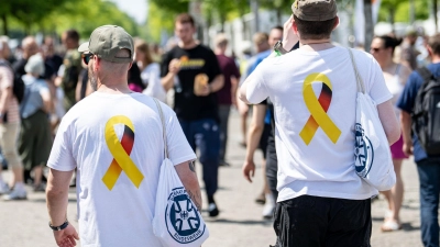 Mit gelber Schleife auf dem Veteranentag. Das Symbol erinnert an die Gefallenen und Verwundeten der Einsätze. (Foto: Fabian Sommer/dpa)