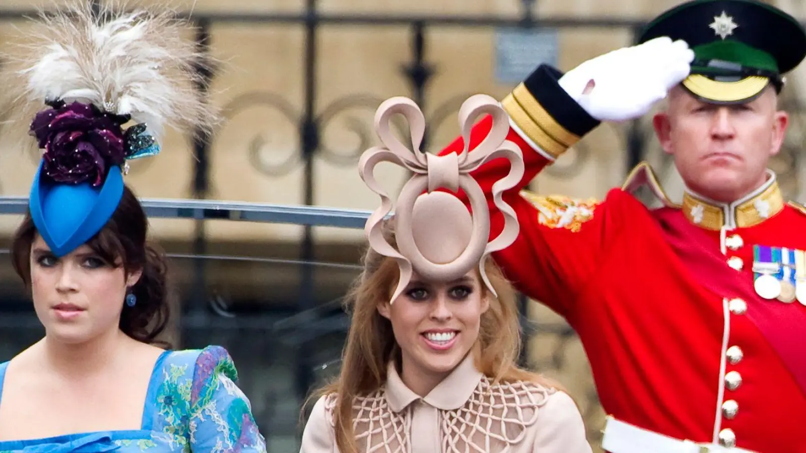 Für ihre Hutauswahl wurden die beiden Prinzessinnen damals verspottet. (Archivbild) (Foto: Ian Langsdon/PA/EPA/dpa)