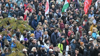 In München haben sich mehrere hundert Menschen zu einem Protest der Initiative „Gen Z regelt“ versammelt.  (Foto: Peter Kneffel/dpa)