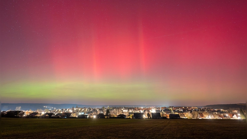 Lichterzauber über Diespeck. Vielerorts im Landkreis war das Spektakel am Montagabend mit dem bloßen Auge deutlich zu erkennen.  (Foto: Mirko Fryska)