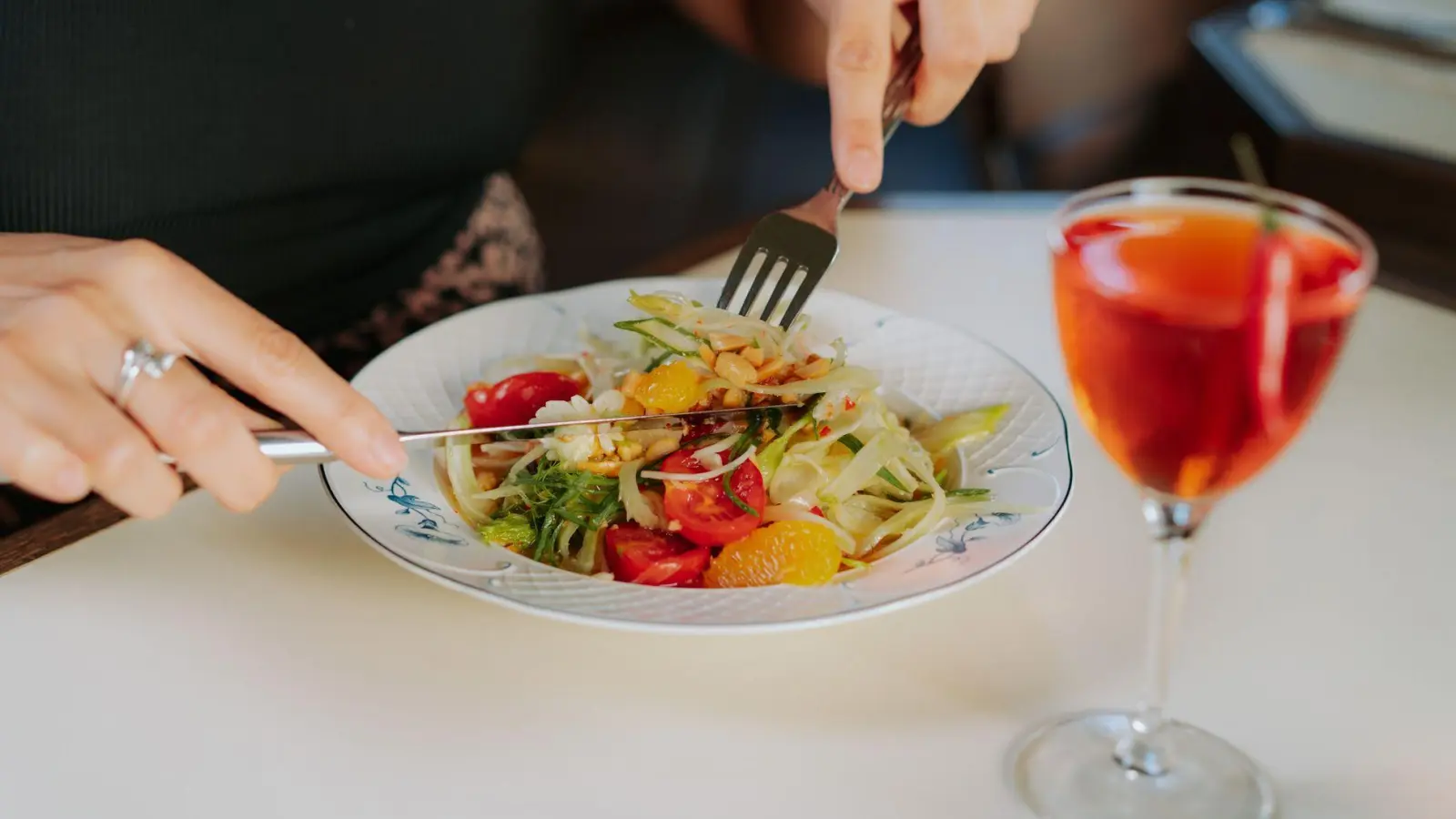 Der knackige Fenchelsalat nach thailändischer Art erinnert an einen Papaya-Salat.   (Foto: Studio Kroll/dpa-tmn)