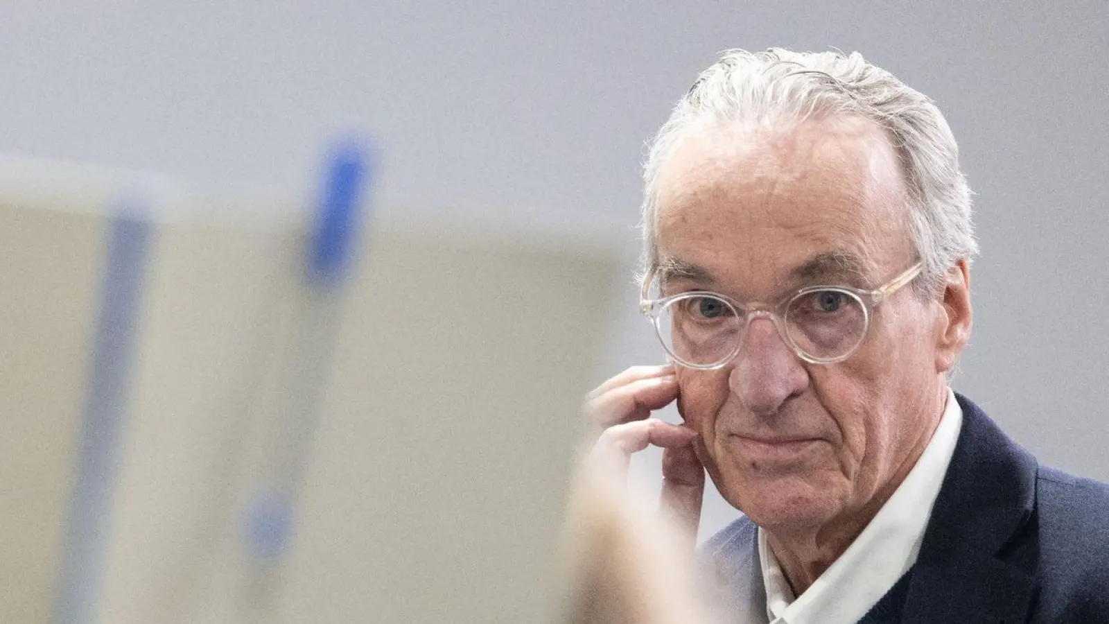 Der Hauptangeklagte Heinrich XIII. Prinz Reuß steht bei der Fortsetzung des Prozesses gegen eine mutmaßliche „Reichsbürger”-Gruppe hinter der Anklagebank. (Foto: Boris Roessler/dpa Pool/dpa)