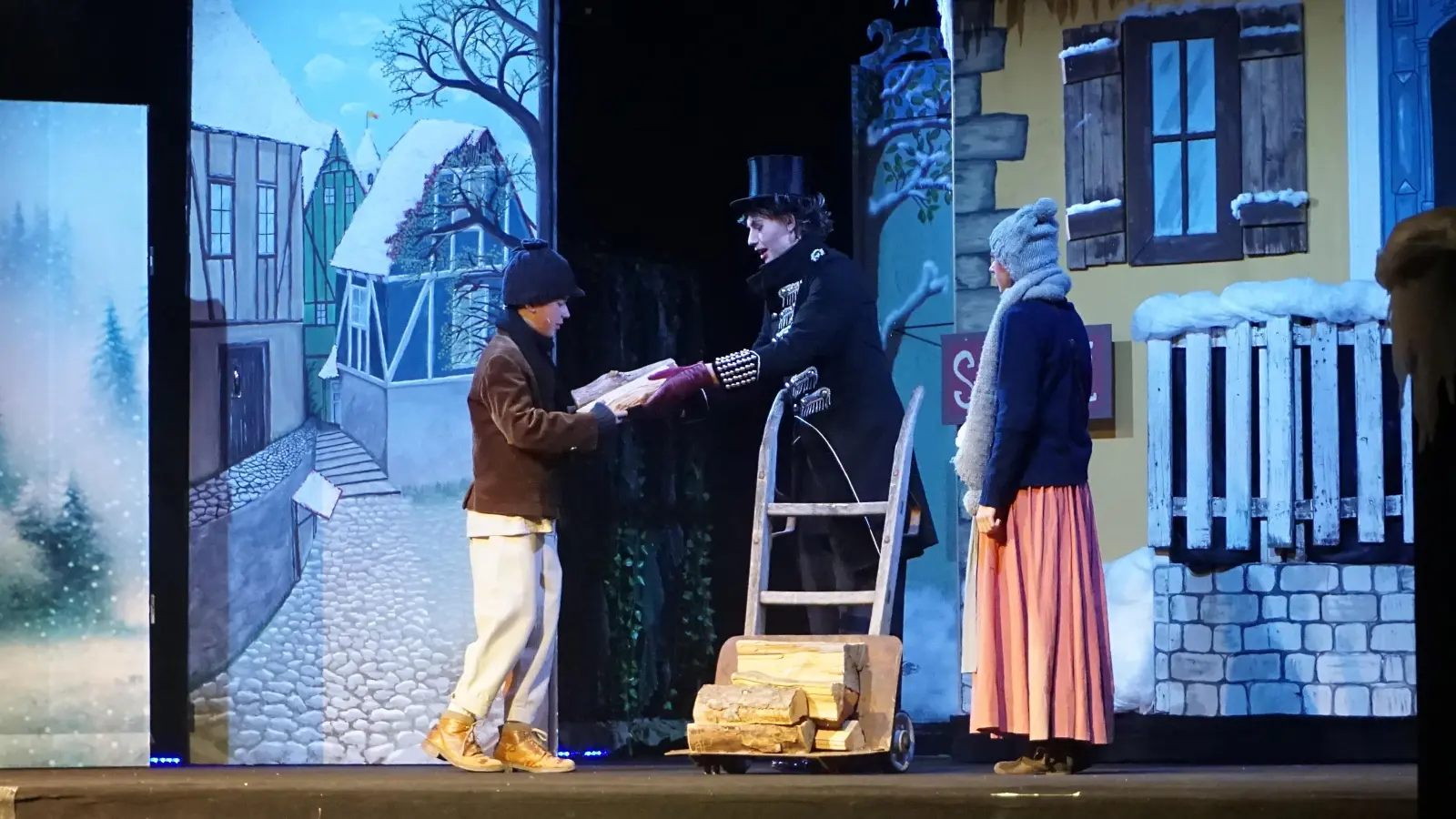 Der Teufel in der Rolle eines Holzhändlers verführt die Kinder zum Ungehorsam gegenüber der Großmutter. (Foto: Andrea Walke)