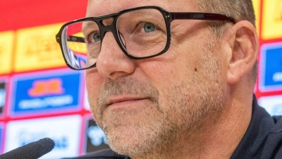 Sascha Hildmann wird als neuer Trainer des SSV Jahn Regensburg vorgestellt. (Foto: Armin Weigel/dpa)