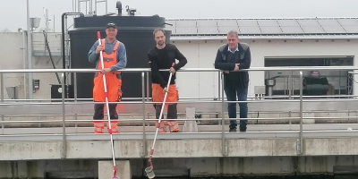 Im Beisein von Bürgermeister Friedrich Steinacker werden Wasserproben aus dem Belebungsbecken entnommen. (Foto: Friedrich Zinnecker)