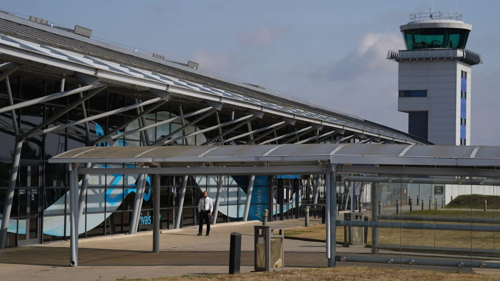 Der Flughafen London Southend bleibt nach dem Absturz eines Geschäftsflugzeugs vorübergehend geschlossen. (Foto: Joe Giddens/PA Wire/dpa)